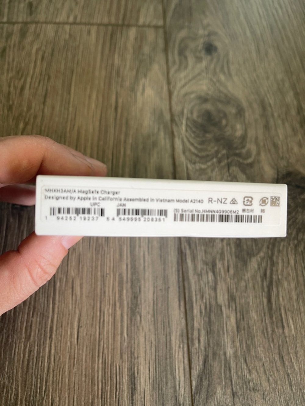 Apple MagSafe Wireless Charger - White and Silver - Picture 2 of 3